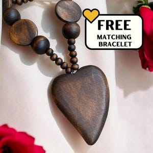 Collar largo bohemio con forma de corazón de madera marrón oscuro y grueso