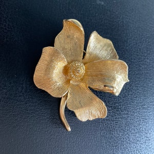 Vintage signed Hollywood yellow gold tone 60s flower brooch - 1960s blossom lapel pin