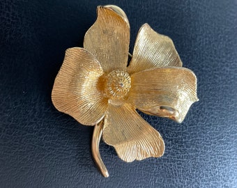 Vintage signed Hollywood yellow gold tone 60s flower brooch - 1960s blossom lapel pin