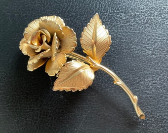 Broche de tallo de rosa en tono dorado vintage de la década de 1960 - Pin de solapa de flores de los años 60