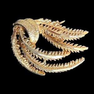 Vintage Stylised Yellow Gold Tone Brooch / Lapel Pin