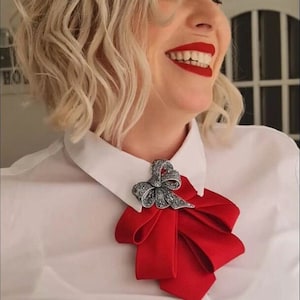 Cravate rouge brillante élégante avec broche. Cravate de luxe en satin pour femmes, idéale pour une tenue professionnelle ou quotidienne. Cadeau fait main unique pour elle.