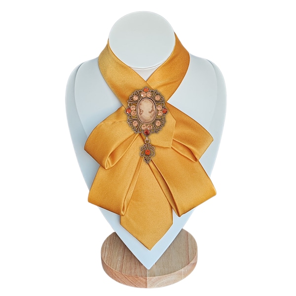 Corbata de color amarillo mostaza para mujer. Estilo elegante con diseño mate para tu traje de negocios o para ocasiones especiales. Gran idea de regalo para ella...