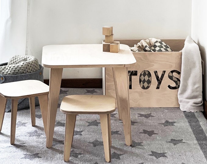 Table et deux tabourets pour tout-petits en couleur bois naturel, meubles pour enfants, tabouret pour bébé, chaise pour tout-petits, meubles pour enfants de style scandinave