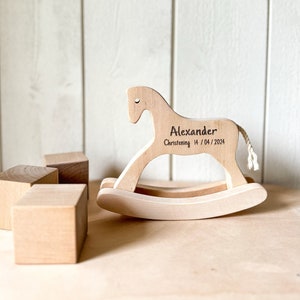 Personalisiertes Schaukelpferd-Spielzeug - graviertes hölzernes Baby-Spielzeug, personalisiertes Neugeborenen Geschenk, hölzernes Andenken-Pferdespielzeug, personalisiertes Geschenk für Kind