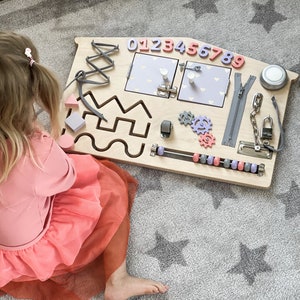 Tableau occupé pour petite fille - Tableau sensoriel en bois - Tableau de développement pour tout-petits - Jouets Montessori - Tableau occupé pour bébé, idée cadeau 1er anniversaire
