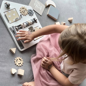 Mini tableau d'activités - Jouet éducatif en bois naturel pour les tout-petits curieux, tableau occupé fait main - Jouet d'apprentissage sensoriel pour bébés et tout-petits