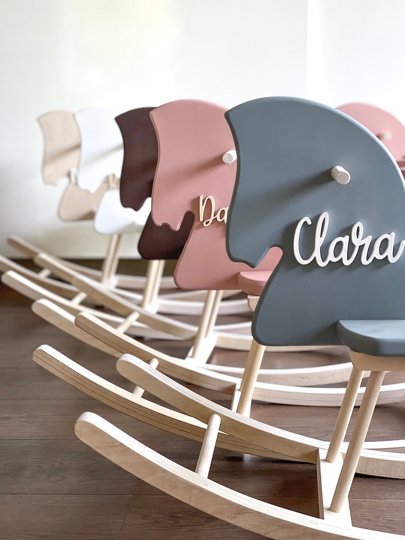 Juguete de caballo mecedor de madera personalizado Caballo mecedor para niños pequeños con un nombre, regalo de caballo mecedor, caballo de madera, balancín Montessori, columpio de caballo imagen 1