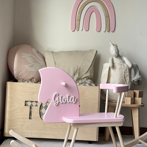 Juguete de caballo mecedor de madera personalizado Caballo mecedor para niños pequeños con un nombre, regalo de caballo mecedor, caballo de madera, balancín Montessori, columpio de caballo imagen 7