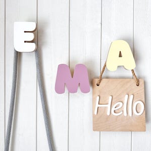 Ganchos de pared de madera con letras del alfabeto: ganchos de madera con letras, ganchos de pared coloridos para la habitación de los niños, ganchos para abrigos de niños, perchas de madera para niños, ganchos de madera para puertas