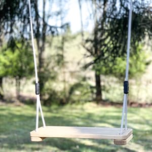 A durable and timeless Tree swing. With two rope length options (1.40/1.60 and 2.10/2.30 meters) it suits both children and adults. With a weight capacity of up to 100 kg, safety and sturdiness are guaranteed.