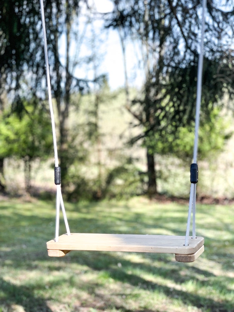 A durable and timeless Tree swing. With two rope length options (1.40/1.60 and 2.10/2.30 meters) it suits both children and adults. With a weight capacity of up to 100 kg, safety and sturdiness are guaranteed.