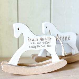 Individuelles Holz Pferd - Schaukelpferd für Kleinkinder - Baby Mädchen Geschenk - Geburtstagsgeschenk, personalisiertes Geschenk für Kinder