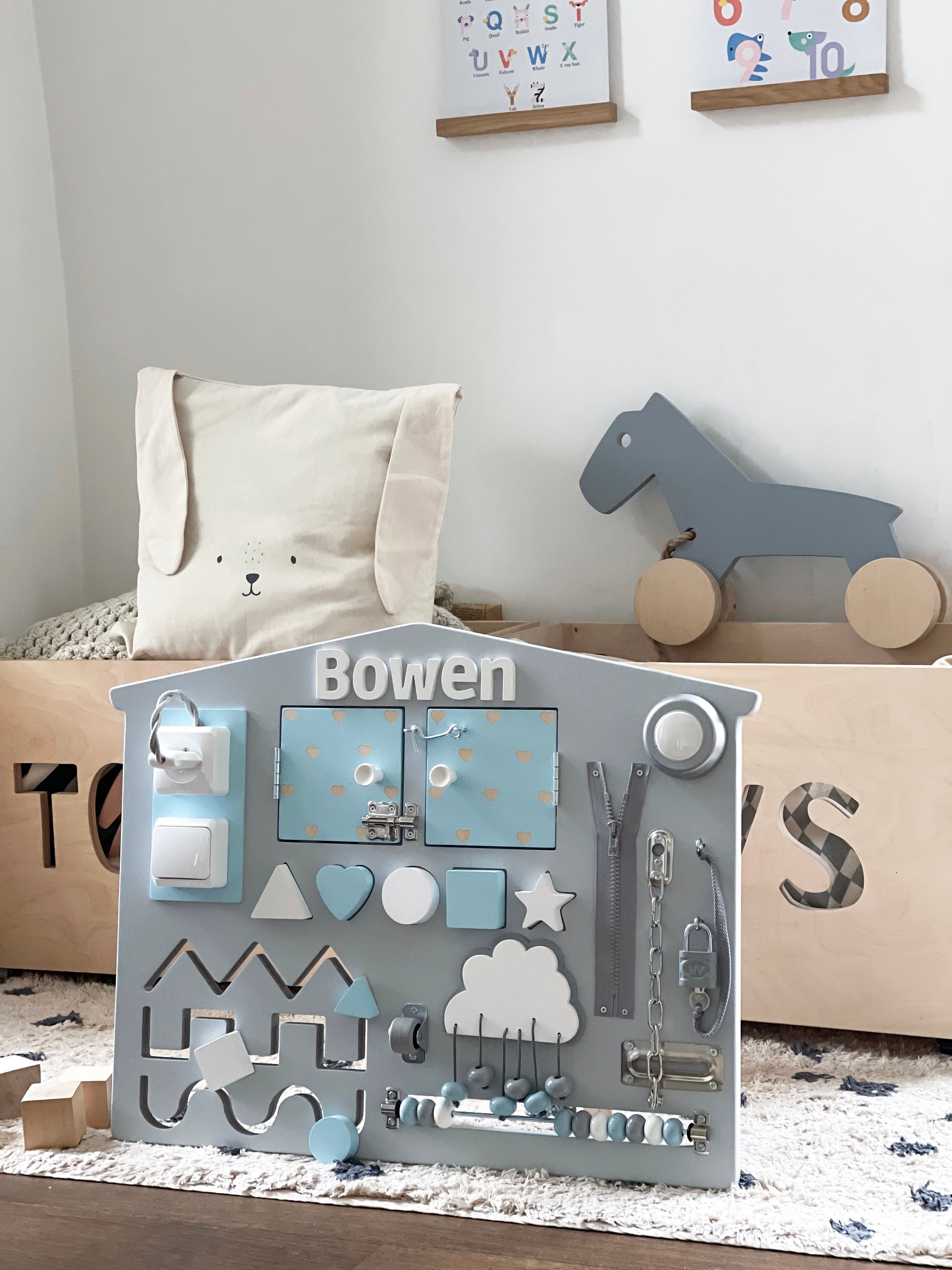 パーソナライズされたモンテッソーリビジーボード：木製感覚玩具、幼児