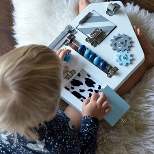 Tableau d'activité sensorielle en bois pour les tout-petits - Tableau d'activités d'inspiration Montessori - Cadeau parfait pour bébé garçon pour le développement de la motricité fine et des sens