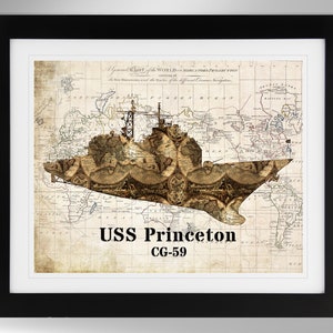 Könnte beinhalten: Gerahmter Druck mit einer detaillierten Illustration der USS Princeton CG-59, überlagert auf einer Vintage-Weltkarte. Das Kunstwerk ist in Sepiatönen gehalten, mit den Umrissen und Details des Schiffs aufwendig dargestellt. Der Druck ist in einem schwarzen Rahmen.