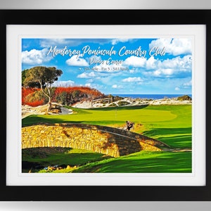 Może przedstawiać: Wydrukowany obraz przedstawiający pole golfowe z kamiennym mostem nad strumieniem. Obraz przedstawia błękitne niebo z białymi chmurami i zielone pole golfowe z bunkrem piaskowym. Tekst na obrazie brzmi "Monterey Peninsula Country Club Dunes Course 9th Hole - Par 5 - 543 Yards".