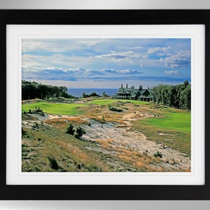 Puede incluir: Una vista panorámica de un campo de golf con un gran edificio en el fondo. El campo es verde y herboso con búnkeres de arena y un lago en la distancia. El cielo es azul con nubes blancas.