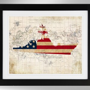 Könnte beinhalten: Eine antike Weltkarte mit verblassten, vintage-Look, überlagert mit einer amerikanischen Flagge. Die Karte ist in einem schwarzen Rahmen.