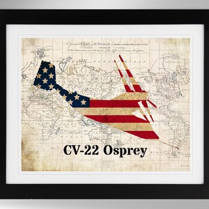Puede incluir: Un mapa del mundo vintage con una bandera estadounidense superpuesta en forma de avión CV-22 Osprey. El texto "CV-22 Osprey" está impreso debajo del avión.