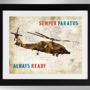 Op de afbeelding: Een vintage-print met een zwart silhouet van een helikopter tegen een vervaagde wereldkaart achtergrond. De tekst "SEMPER PARATUS" is in rood en blauw boven de helikopter, en "ALWAYS READY" is in blauw onder de helikopter.