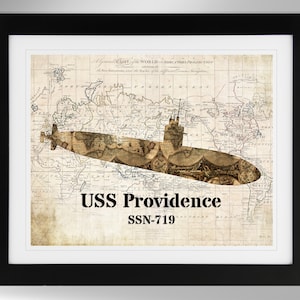 Pode incluir: Uma ilustração de estilo vintage de um submarino com um fundo de mapa do mundo. O submarino está etiquetado como "USS Providence SSN-719".
