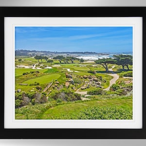 Może przedstawiać: Malowniczy widok pola golfowego z zieloną trawą, bunkrami piaskowymi i błękitnym niebem. Pole znajduje się na klifie z widokiem na ocean. Na polu rozsiane są drzewa i skały.