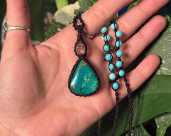 Colgante de malaquita/azurita y diamante Herkimer en un collar de macramé turquesa