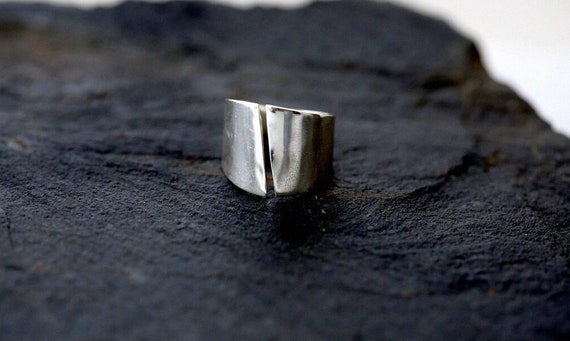Minimalistisch, kraftvoll  stilvoll Sterling Silber .13 mm breiter offener Bandring mit offener Schiene