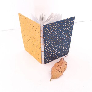 Taccuino artigianale in stile Nordico con pois in blu e mostarda e pagine in carta riciclata, quaderno piccolo a righe rilegato a mano