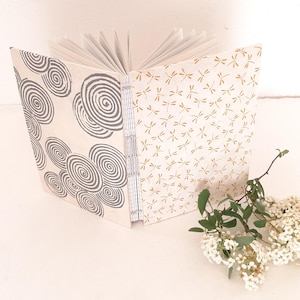 Quaderno A6 rilegato a mano con pagine in carta riciclata a righe, taccuino artigianale con libellule in miele e grigio e copertine rigide