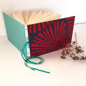 Album da disegno rilegato a mano, taccuino con copertine rivestite in tessuto floreale in rosso, diario A5 con pagine bianche avorio