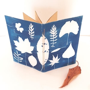Quaderno botanico stampato a mano con foglie a cianotipo, taccuino A5 blu in carta riciclata, diario erbario rilegato a mano