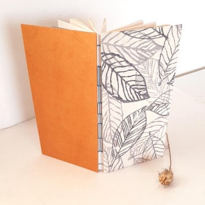 Taccuino dell'artista rilegato a mano con stampa botanica di foglie in blu e ruggine, diario con carta da disegno fatto a mano in Italia