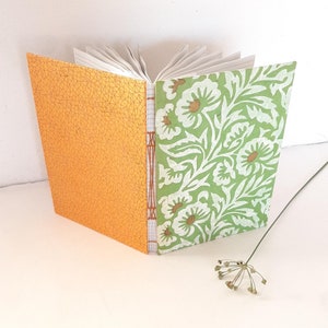 Diario della gratitudine rilegato a mano in italia con fiori in verde e oro, taccuino A5 artigianale con pagine in carta riciclata a righe