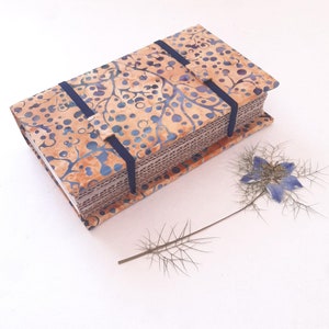 Tragbare Mini-Blumenpresse mit Gummibändern und botanischem Stofffutter in Ocker und Blau, Herbarium-Bastelset, Kunst mit gepressten Blumen