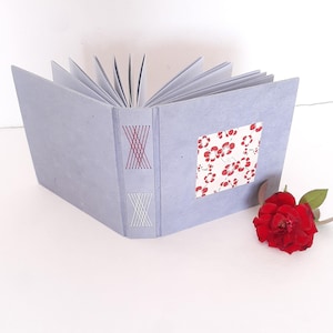 Mini album fotografico in stile Giapponese con fiori di ciliegio in rosso e pervinca, album dei ricordi quadrato rilegato a mano