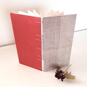 Diario artigianale in stile Giapponese in bordeaux e tortora, quaderno rilegato a mano con pagine in carta da disegno, taccuino d'artista
