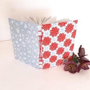 Quaderno fatto a mano con carta riciclata con fiori e soffioni in rosso e turchese, taccuino A6 a righe rilegato a mano con copertine rigide