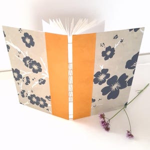 Diario per acquerello artigianale con fiori Giapponesi in ruggine e blu, quaderno grande da disegno rilegato a mano, taccuino d'artista