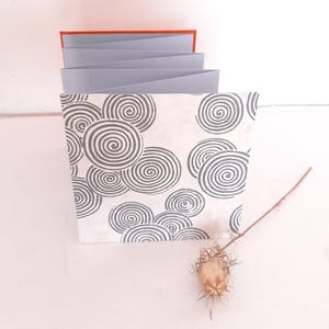Mini album foto a fisarmonica per istantanee con spirali in grigio e arancio, Leporello fatto a mano, portafoto da tavolo, regalo casa nuova