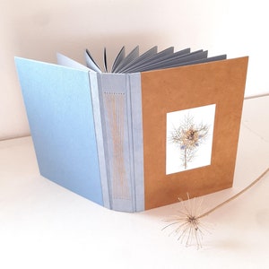 Album fotografico artigianale con fiore pressato di Nigella, album per foto grande rilegato a mano in ruggine e pervinca, album ricordi