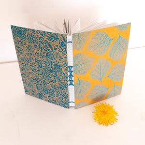 Taccuino A6 artigianale con foglie in miele e turchese, quaderno rilegato a mano con carta riciclata a righe, diario ecologico tascabile