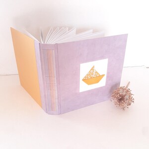 Album nascita con barca origami, album fotografico bambini in lilla e miele rilegato a mano, foto album artigianale per ricordi di viaggio