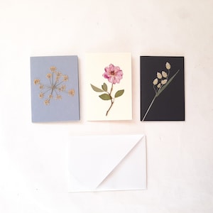 Biglietti floreali fatti a mano con foglie e fiori pressati, tag per bomboniere con busta origami, biglietti segnaposto matrimonio botanico