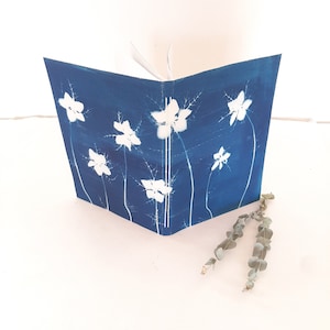 Taccuino in carta riciclata con stampa botanica a cianotipo, diario della gratitudine rilegato a mano, quaderno A5 floreale in blu e bianco