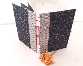Journal pointillé de style japonais libellule noire et crème, carnet recouvert de tissu A5, carnet relié à la main avec porte-stylo