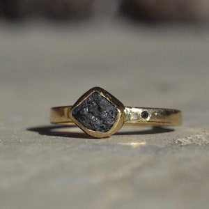 Schwarzer Rohdiamant 14K solid Goldring, Rohstein Schmuck organisches Band, alternative Verlobungsringe, Feinschmuck, rustikal untraditionell