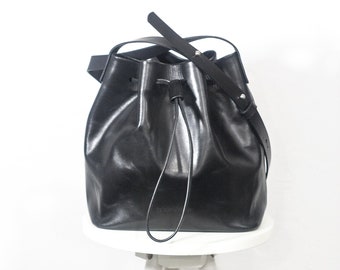 Bolso de hombro holgado de cuero negro tipo cubo: bolso de hombro hecho a mano