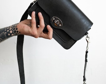 Bolso de hombro de cuero negro